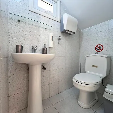 Albert's Center 101k * Larnaka